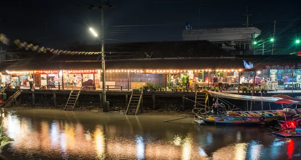 Ampawa Floating Market, Thailand - March 19, 2016: Ampawa floating market at night: at Amphwa, Samut Songkhram, Thailand . — стоковое фото