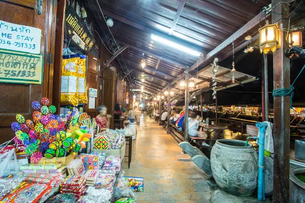 Ampawa Floating Market, Thailand - March 19, 2016: Ampawa floating market at night: at Amphwa, Samut Songkhram, Thailand . — стоковое фото