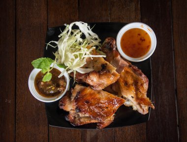 ahşap masa üzerine kavrulmuş tavuk,