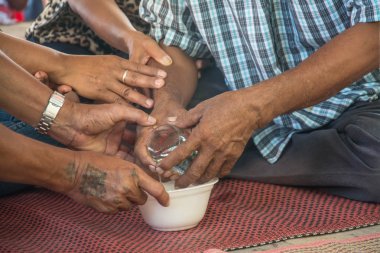 ölü meritmaking yararlanabilir böylece yavaş yavaş yere veya bir gemi üzerine su dökmek 