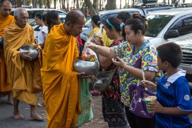 Prachuap Khiri Khan, Tayland - 13 Nisan: Budist rahipler Songkran gün veya Tay Yeni yıl Festival için insanlardan sunan yiyecek verilir. üzerinde 13 Nisan 2016 yılında Prachuap Khiri Khan, Thailand. 