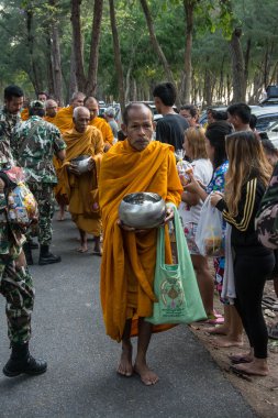 Prachuap Khiri Khan, Tayland - 13 Nisan: Budist rahipler Songkran gün veya Tay Yeni yıl Festival için insanlardan sunan yiyecek verilir. üzerinde 13 Nisan 2016 yılında Prachuap Khiri Khan, Thailand. 