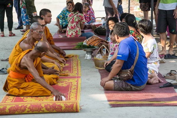 SAMUTPRAKARN TAILANDIA 13 DE ABRIL: Ceremonia de Buda para el Día del Songkran o el Festival de Año Nuevo Tailandés el 13 de abril de 2016 en Samutprakarn Tailandia — Foto de Stock