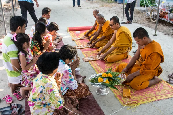SAMUTPRAKARN TAILANDIA 13 DE ABRIL: Ceremonia de Buda para el Día del Songkran o el Festival de Año Nuevo Tailandés el 13 de abril de 2016 en Samutprakarn Tailandia — Foto de Stock