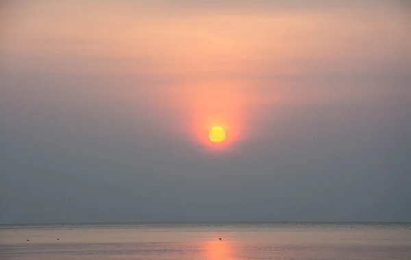 Coucher de soleil sur la plage de Wanakorn, Park Prachuap Khiri Khan, Thaïlande — Photo