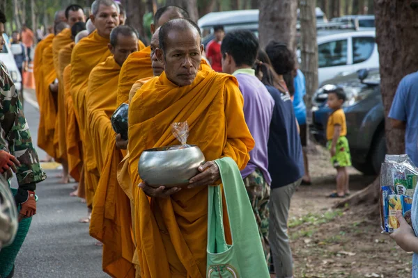 Prachuap Khiri Khan, TAILANDIA - 13 DE ABRIL: Los monjes budistas reciben ofrendas de comida de la gente para el día de Songkran o el Festival de Año Nuevo tailandés. el 13 de abril de 2016 en Prachuap Khiri Khan, Tailandia . — Foto de Stock