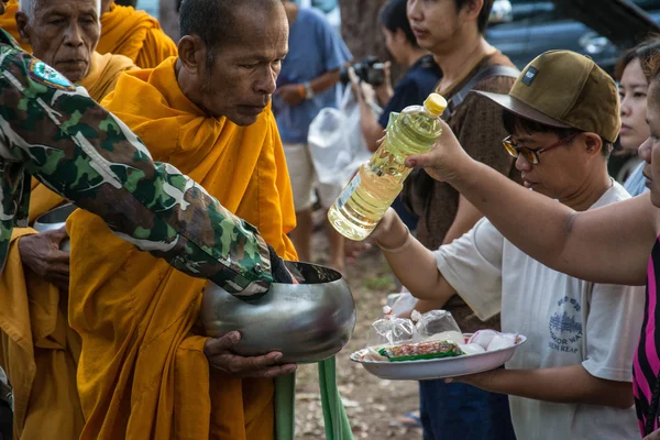 ประจวบคีรีขันธ์ ประเทศไทย 13 เมษายน: พระสงฆ์ได้รับอาหารจากผู้คนในวันสงกรานต์หรือเทศกาลตรุษจีน เมื่อวันที่ 13 เมษายน พ.ศ. 2559 ที่ประจวบคีรีขันธ์ . — ภาพถ่ายสต็อก