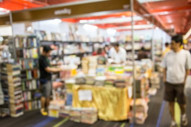 Sergide yürüyen soyut insanlar bulanık arkaplan