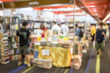 Sergide yürüyen soyut insanlar bulanık arkaplan