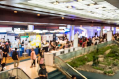 Sergide yürüyen soyut insanlar bulanık arkaplan