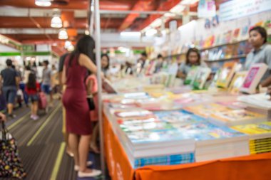 Sergide yürüyen soyut insanlar bulanık arkaplan