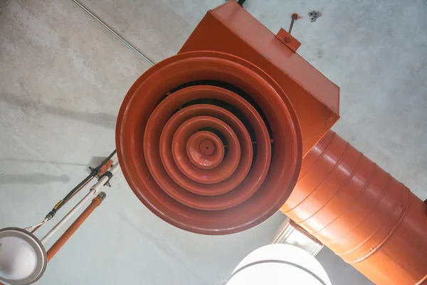 Condotto di ventilazione circolare arancione sul soffitto — Foto Stock