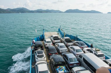 Trat - bir feribotla yüklü ve adada için 6 Mayıs 2016, Koh Chang,: Trat, Thailand başlı arabalar.