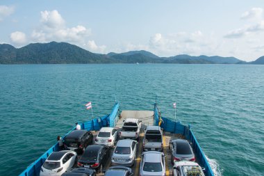 Trat - bir feribotla yüklü ve adada için 6 Mayıs 2016, Koh Chang,: Trat, Thailand başlı arabalar.