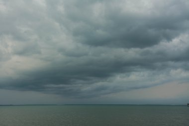 Fırtınadan önce kara bulutlar