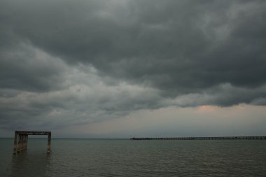 Fırtınadan önce kara bulutlar