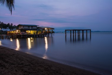 koh chang Adası, Tayland denize gün batımı ile sahilde ev