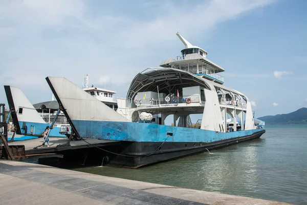 Trat, Tailandia 7 DE MAYO DE 2016: Barco de ferry de puerto en la isla de Koh Chang, Trat, Tailandia. Koh chang Es la segunda isla más grande de Tailandia . —  Fotos de Stock