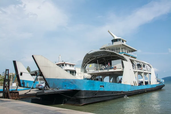 Trat, Tailandia 7 DE MAYO DE 2016: Barco de ferry de puerto en la isla de Koh Chang, Trat, Tailandia. Koh chang Es la segunda isla más grande de Tailandia . —  Fotos de Stock