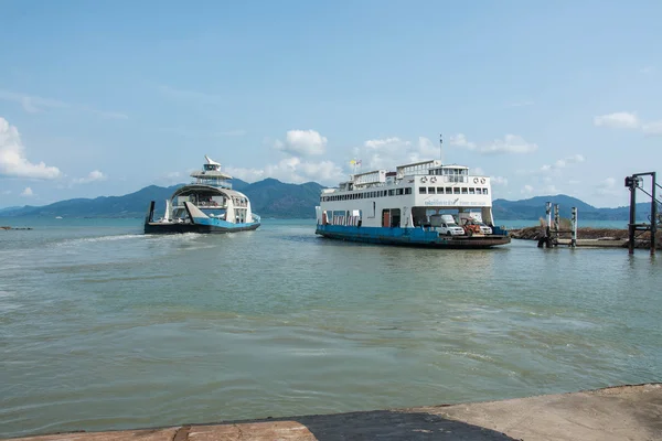 Trat, Tailandia 7 DE MAYO DE 2016: Barco de ferry de puerto en la isla de Koh Chang, Trat, Tailandia. Koh chang Es la segunda isla más grande de Tailandia . —  Fotos de Stock