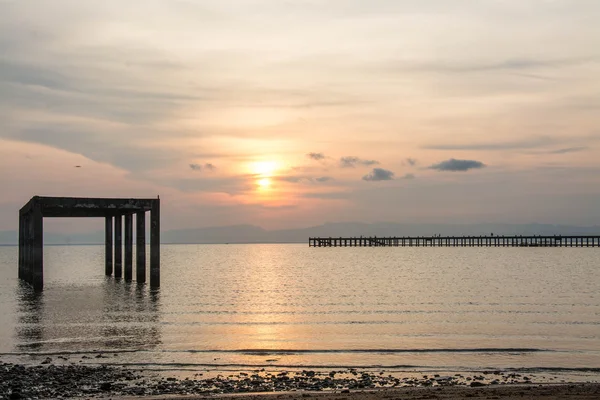 Wschód słońca nad morzem na wyspie koh chang, Tajlandia — Zdjęcie stockowe