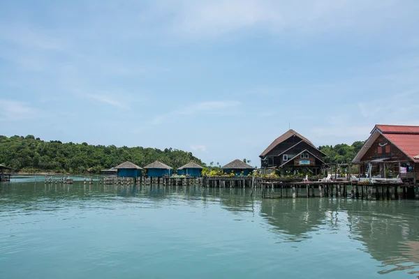 Bang Bao Bay sull'isola di Koh Chang scenario rurale villaggio galleggiante in Thailandia . — Foto Stock