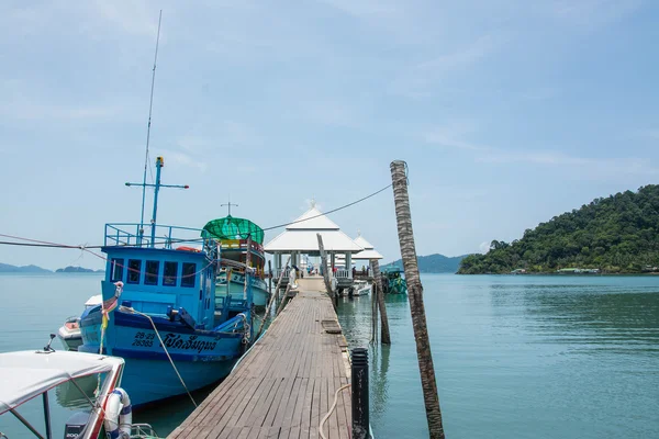 Koh Chang, Tayland - 07 Mayıs 2016: Turist tekne Bang Bao balıkçı köyü iskelede. Geziler için Bang Bao günlük tekne iskeleden.