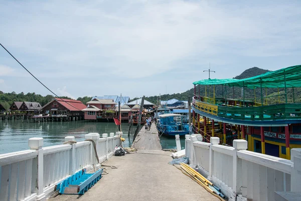 KOH CHANG, THAILAND - 07 мая 2016 года: Туристическая лодка на пирсе в рыбацкой деревне Банг Бао. С пирса Банг Бао ежедневно лодки для экскурсий . — стоковое фото