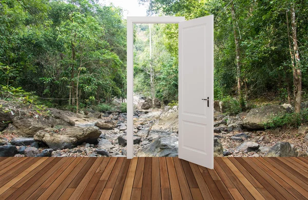 Paisagem atrás da porta de abertura — Fotografia de Stock