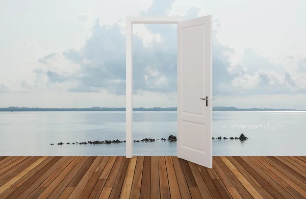 Landschaft hinter der sich öffnenden Tür — Stockfoto