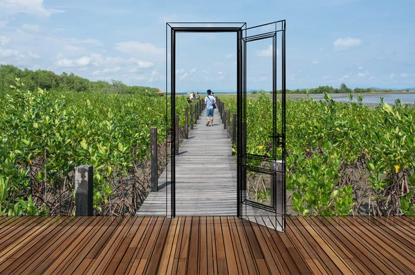 Landschaft hinter der sich öffnenden Tür — Stockfoto