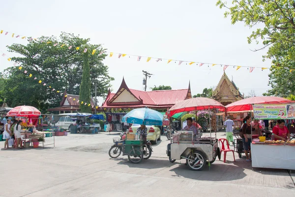 Samutprakarn - maj 20:flea marknaden i templet den 20 maj 2016 i Samutprakarn, Thailand — Stockfoto