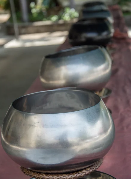 Boeddhistische monnik alms bowl. — Stockfoto