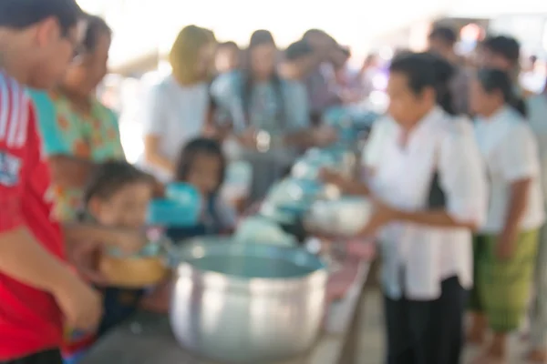 Abstracta imagen borrosa de pone ofrendas de comida en un tazón de limosna monje budista — Foto de Stock