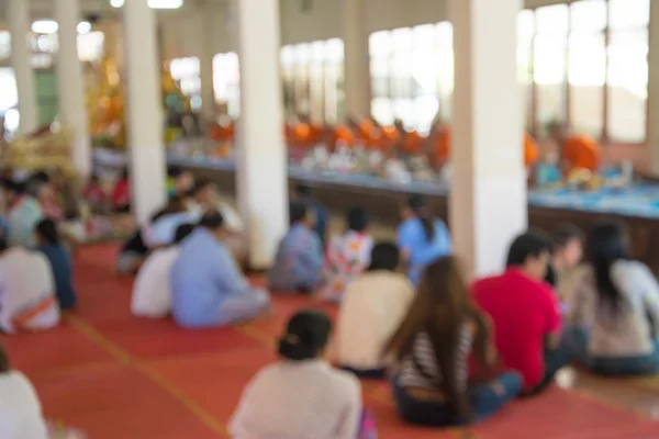 Abstract beeld wazig van mensen aanbod levensmiddelen voor boeddhistische monnik is in de tempel — Stockfoto