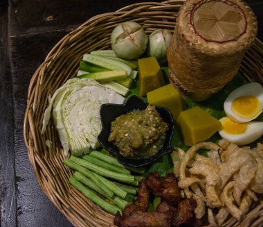 Nam Prik Num' Kuzey Tayland yeşil biber daldırma ile vegetabl