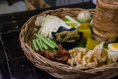 Nam Prik Num' Kuzey Tayland yeşil biber daldırma ile vegetabl