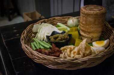 Nam Prik Num' Kuzey Tayland yeşil biber daldırma ile vegetabl
