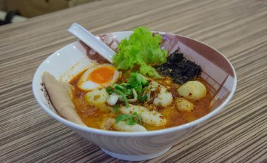 sebze ve yumuşak haşlanmış yumurta ile Tay erişte . 