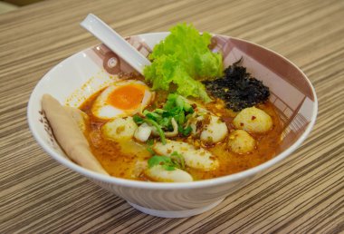 sebze ve yumuşak haşlanmış yumurta ile Tay erişte . 