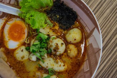 sebze ve yumuşak haşlanmış yumurta ile Tay erişte . 