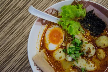 sebze ve yumuşak haşlanmış yumurta ile Tay erişte . 