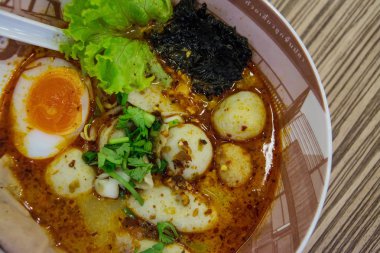 sebze ve yumuşak haşlanmış yumurta ile Tay erişte . 