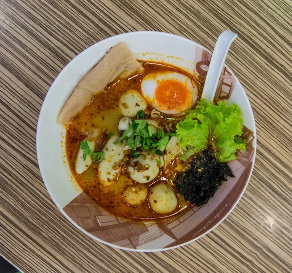 野菜と半熟玉子のタイ麺 . — ストック写真