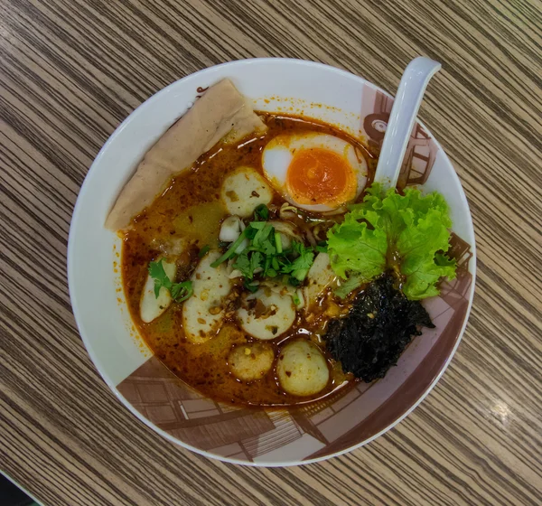 Thai noodles with vegetables and soft boiled egg . — Stock Photo, Image