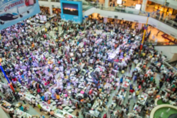 Imagem turva de pessoas andando em shopping center na vista superior — Fotografia de Stock