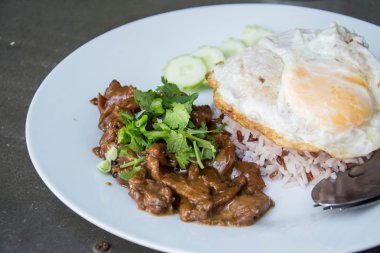 Pirinç kızarmış yumurta ile kızarmış domuz eti