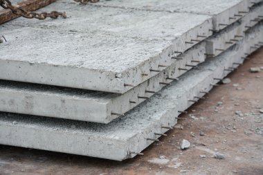 Grup sitesinde beton paneller 