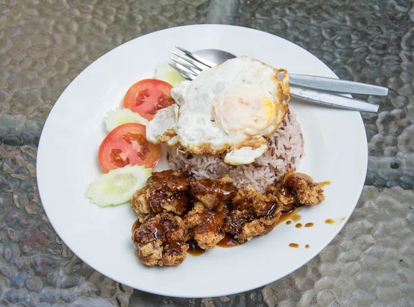 Pollo di Teriyaki su riso con uovo fritto — Foto Stock