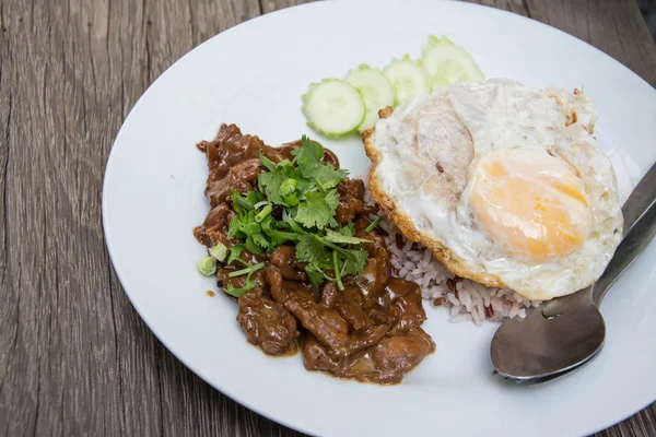 Тушкована свинина на рису зі смаженим яйцем — стокове фото